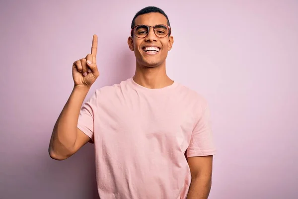 Schöner Afrikanisch Amerikanischer Mann Lässigem Shirt Und Brille Vor Rosa — Stockfoto