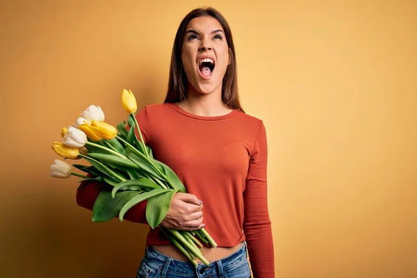 Young Beautiful Brunette Woman Holding Bouquet Tulips Flowers Yellow Background — ストック写真