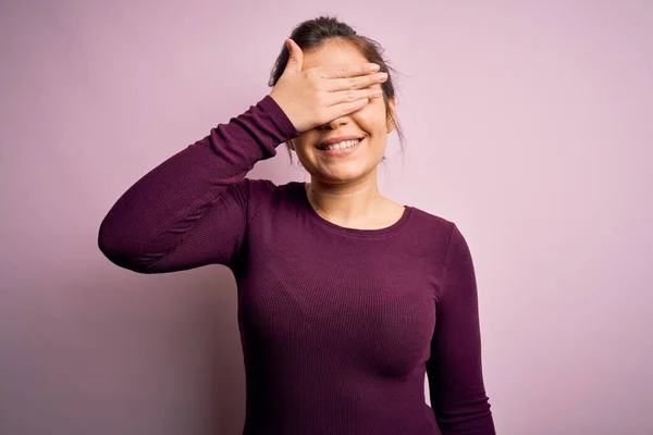 Güzel Bir Genç Kadın Pembe Izole Edilmiş Arka Planda Sıradan — Stok fotoğraf