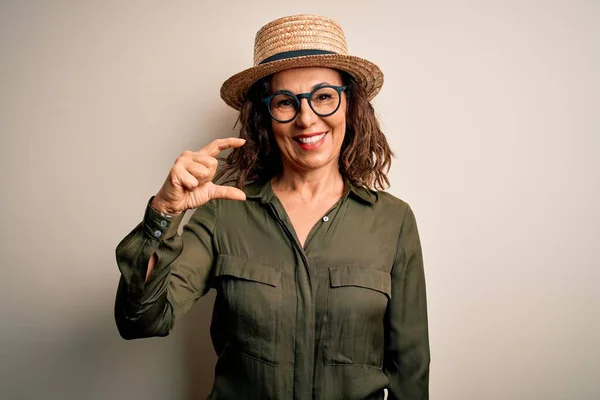 Mujer Morena Mediana Edad Con Gafas Sombrero Pie Sobre Fondo — Foto de Stock