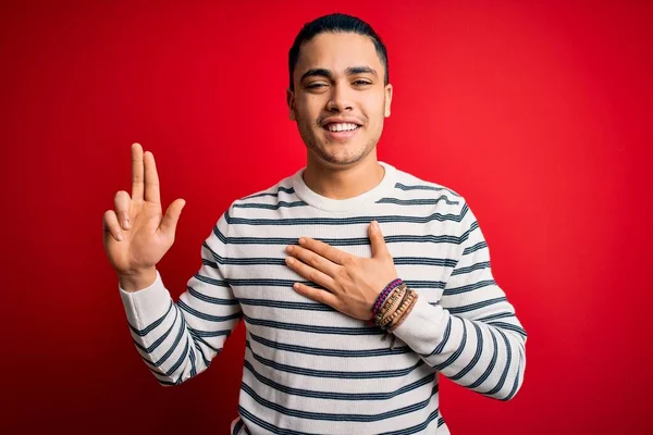Mladý Brazilský Muž Neformálním Pruhovaném Tričku Stojí Nad Izolovaným Červeným — Stock fotografie