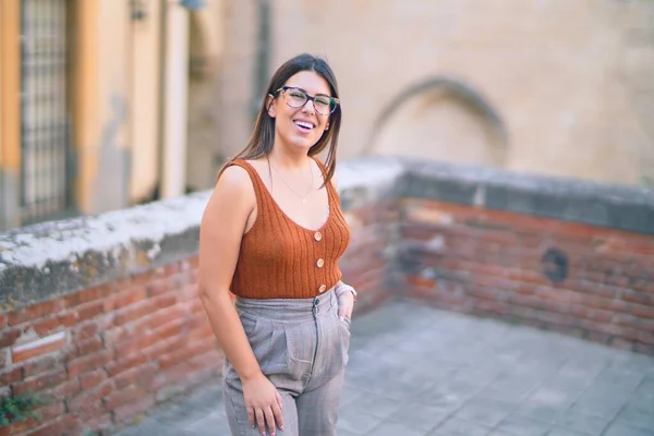 Giovane Bella Donna Sorridente Felice Fiducioso Piedi Con Sorriso Sulla — Foto Stock