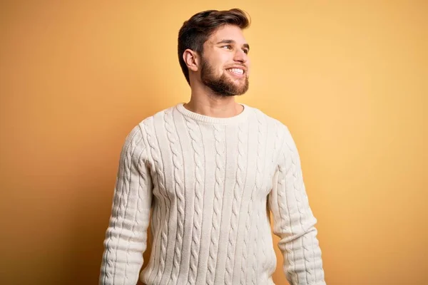 Giovane Uomo Biondo Con Barba Gli Occhi Azzurri Che Indossa — Foto Stock