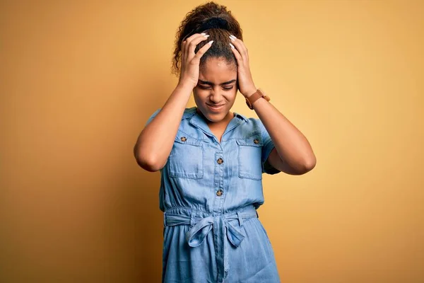 Sarı Arka Planda Dikilen Kot Elbise Giyen Genç Güzel Afro — Stok fotoğraf