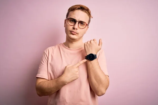 Junger Hübscher Rothaariger Mann Lässigem Shirt Der Vor Isoliertem Rosa — Stockfoto