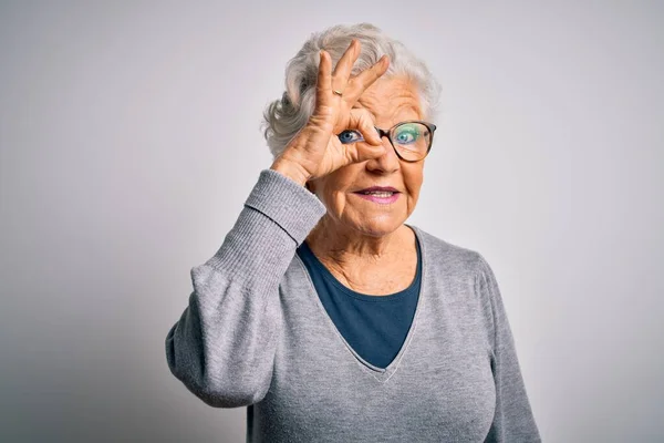 Senior Mooie Grijs Harige Vrouw Dragen Casual Trui Bril Witte — Stockfoto