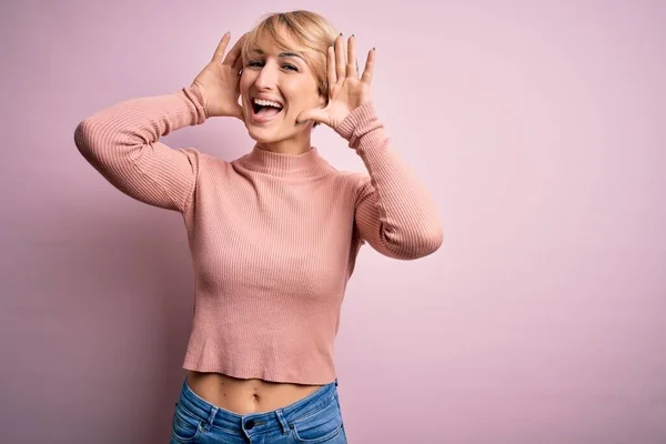 Giovane Donna Bionda Con Capelli Corti Indossa Casual Maglione Dolcevita — Foto Stock