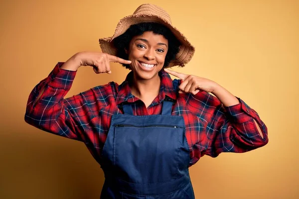 Wanita Muda Afrika Amerika Afro Petani Dengan Rambut Keriting Memakai — Stok Foto