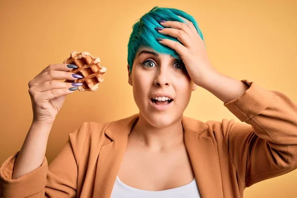 Jovem Com Cabelo Moda Azul Segurando Delicioso Wffle Sobre Fundo — Fotografia de Stock