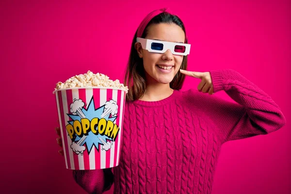 Mladá Krásná Dívka Sledující Film Pomocí Brýle Stravovací Box Popcorny — Stock fotografie