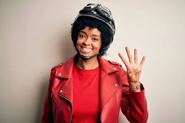 若いですアフリカ系アメリカ人アフロオートバイの女性とともに巻き毛を身に着けていますオートバイヘルメットショーと指差しますとともに指数4自信と幸せ — ストック写真