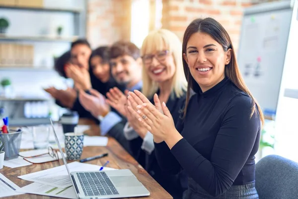 Gruppo Imprenditori Sorridenti Felici Fiduciosi Lavorare Insieme Con Sorriso Sul — Foto Stock