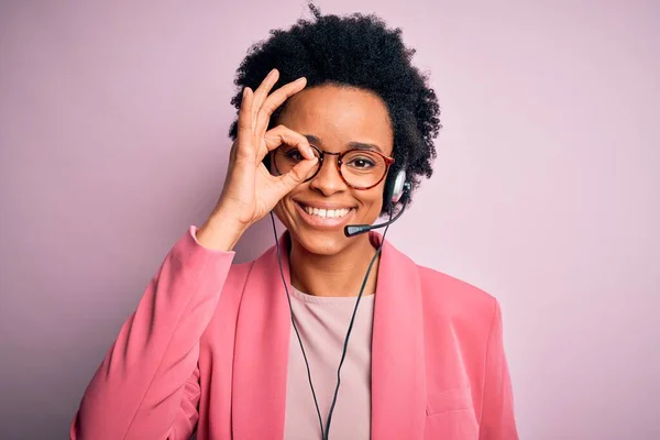 Junge Afroamerikanische Callcenter Betreiberin Mit Lockigem Haar Mit Headset Macht — Stockfoto