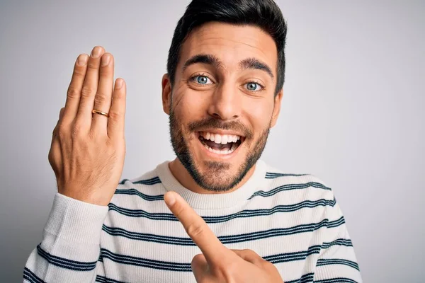 Bonito Homem Com Barba Mostrando Aliança Anel Casamento Dedo Sobre — Fotografia de Stock