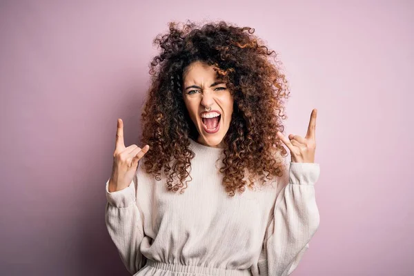 Hermosa Mujer Con Pelo Rizado Piercing Usando Suéter Casual Sobre — Foto de Stock