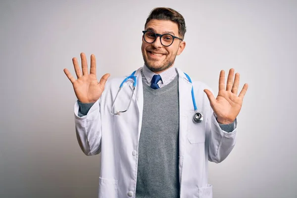 Giovane Medico Uomo Con Gli Occhi Azzurri Indossa Cappotto Medico — Foto Stock