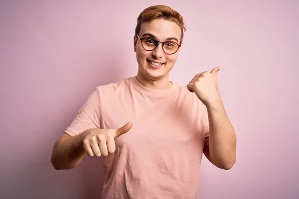 Joven Hombre Pelirrojo Guapo Usando Una Camiseta Casual Pie Sobre —  Fotos de Stock