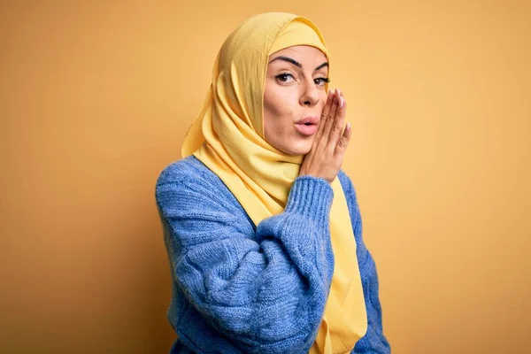 Jovem Bela Morena Muçulmana Mulher Vestindo Árabe Hijab Sobre Isolado — Fotografia de Stock