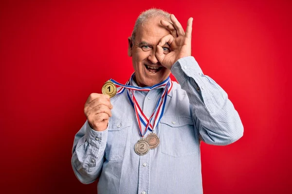 Campeón Edad Media Hoary Hombre Usando Medallas Pie Sobre Fondo — Foto de Stock