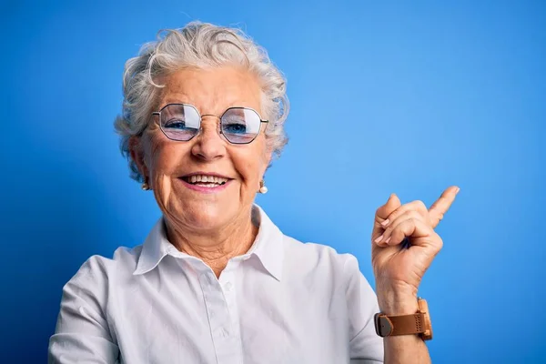 Senior Bella Donna Indossa Camicia Elegante Occhiali Sfondo Blu Isolato — Foto Stock