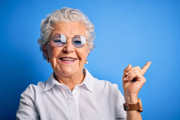 Senior Hermosa Mujer Con Camisa Elegante Gafas Sobre Fondo Azul —  Fotos de Stock