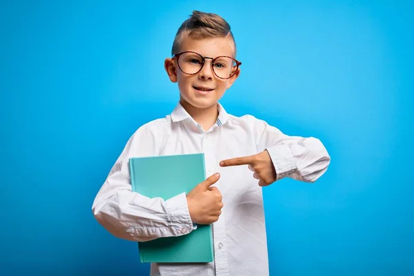 Młody Mały Biały Student Dzieciak Nosi Inteligentne Okulary Trzyma Książkę — Zdjęcie stockowe