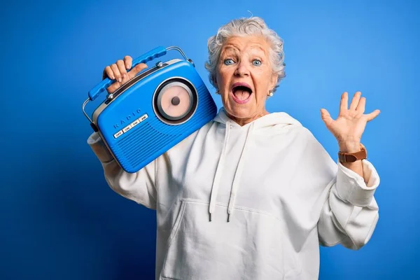 Senior Schöne Frau Mit Vintage Radio Vor Isoliertem Blauen Hintergrund — Stockfoto