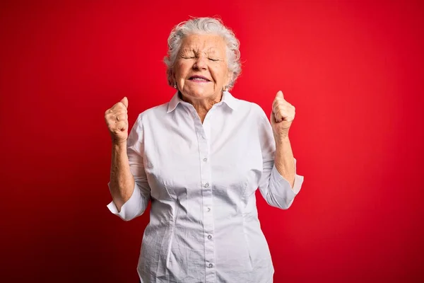 Eine Ältere Schöne Frau Elegantem Hemd Steht Vor Isoliertem Roten — Stockfoto