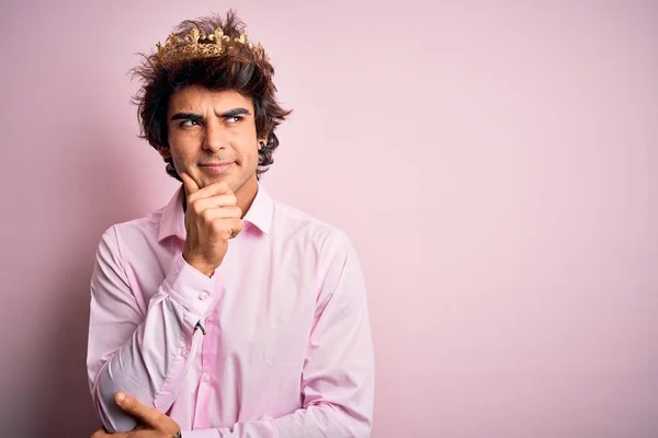 Jonge Knappe Man Met Een Koningskroon Die Een Geïsoleerde Roze — Stockfoto