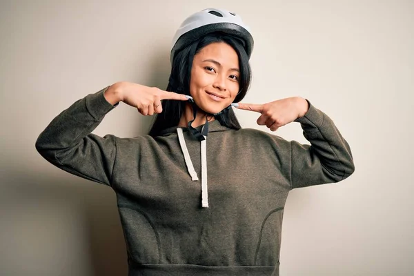 Jonge Mooie Chinese Vrouw Dragen Fietshelm Geïsoleerde Witte Achtergrond Glimlachend — Stockfoto