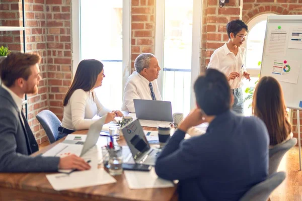 Grupo Trabajadores Empresariales Que Trabajan Juntos Una Reunión Uno Ellos — Foto de Stock