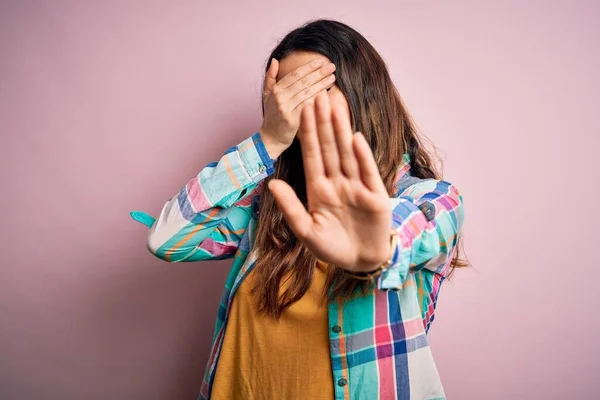 Ung Vacker Brunett Kvinna Bär Casual Färgglad Skjorta Står Över — Stockfoto