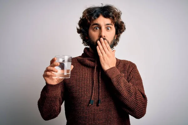 Ung Stilig Man Med Skägg Dricka Glas Vatten Över Isolerad — Stockfoto