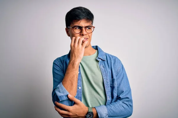 Mladý Pohledný Muž Neformální Košili Brýlích Izolovaném Bílém Pozadí Vypadá — Stock fotografie