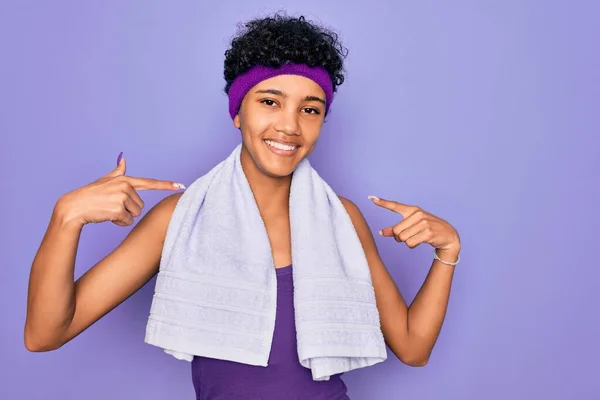 Mulher Desportiva Afro Americana Bonita Fazendo Esporte Vestindo Toalha Sobre — Fotografia de Stock