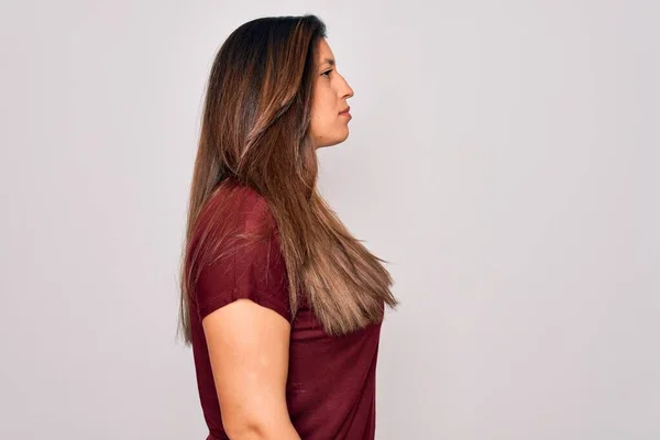 Młoda Latynoska Kobieta Ubrana Luźny Shirt Stojący Nad Odizolowanym Tłem — Zdjęcie stockowe