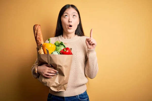 Jonge Aziatische Vrouw Houden Papieren Zak Van Verse Gezonde Boodschappen — Stockfoto