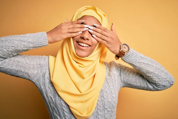 Jovem Menina Americana Africana Bonita Vestindo Hijab Muçulmano Sobre Fundo — Fotografia de Stock