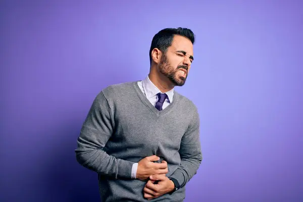 불결하고 스러운 때문에 턱수염을 기르는 점잖은 사업가가 보라색 넥타이를 — 스톡 사진