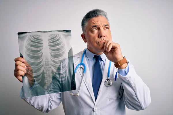 Edad Media Guapo Pelo Gris Médico Hombre Sosteniendo Radiografía Tórax —  Fotos de Stock