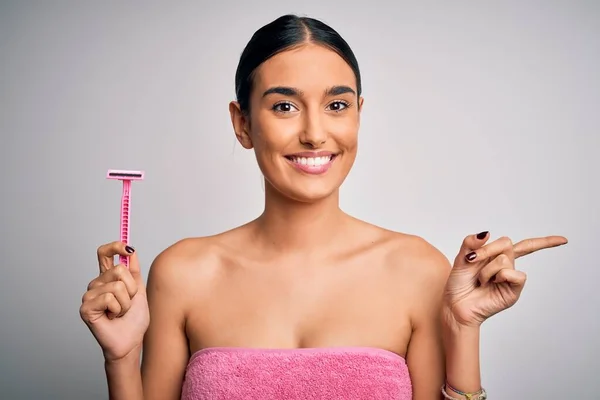 Junge Schöne Brünette Frau Trägt Handtuch Mit Rasiermesser Für Enthaarung — Stockfoto