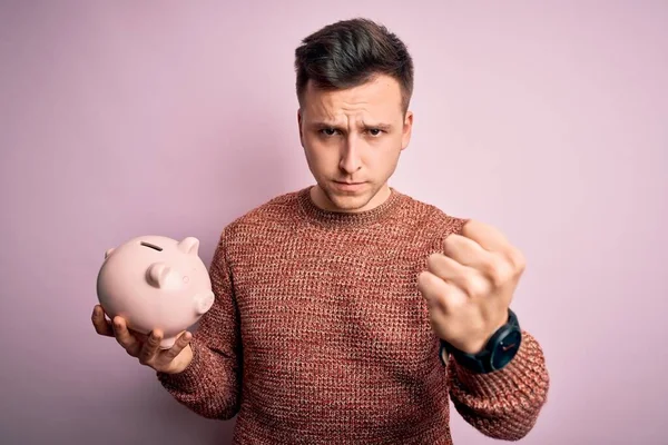 Joven Guapo Hombre Caucásico Sosteniendo Alcancía Para Ahorros Sobre Fondo —  Fotos de Stock