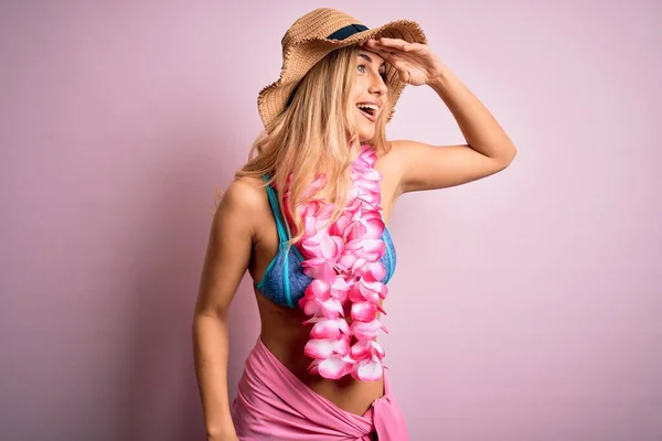 Junge Schöne Blonde Frau Urlaub Mit Bikini Und Hut Mit — Stockfoto