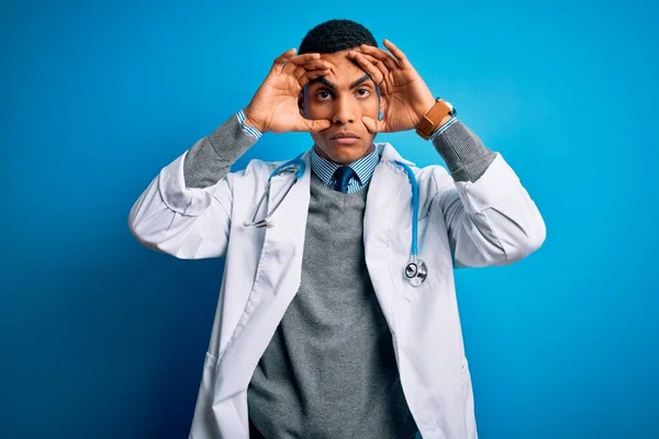 Bonito Médico Afro Americano Vestindo Casaco Estetoscópio Sobre Fundo Azul — Fotografia de Stock