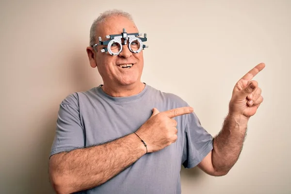 Uomo Rauco Mezza Età Che Controlla Visione Indossando Occhiali Optometria — Foto Stock