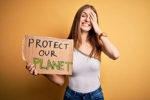 Mulher Ruiva Jovem Pedindo Ambiente Segurando Banner Com Proteger Mensagem — Fotografia de Stock