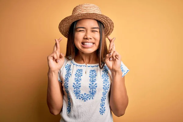 Jovem Bela Menina Asiática Vestindo Casual Shirt Chapéu Sobre Fundo — Fotografia de Stock