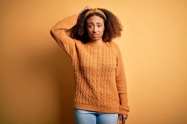 Jovem Afro Americana Com Cabelo Afro Vestindo Camisola Casual Sobre — Fotografia de Stock