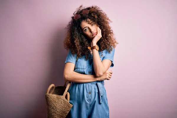 Jovem Mulher Bonita Com Cabelo Encaracolado Piercing Vestindo Vestido Ganga — Fotografia de Stock