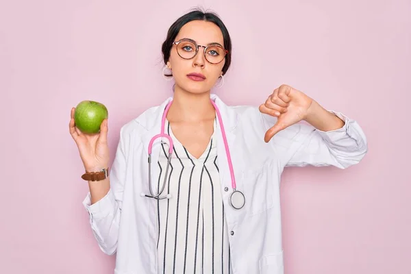 Mavi Gözlü Genç Bir Doktor Steteskop Takıyor Elinde Kızgın Yüzlü — Stok fotoğraf